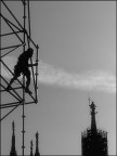 Operaio rumeno lavora all'installazione del palco per il concerto dell'11 maggio in piazza del Duomo a Milano, sotto il vigile sguardo della Madonnina