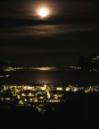 Eccovi il Lago di Garda come non l'avete mai visto. Erano le una di notte e stavo tornando a casa, quando guardando nello specchietto retrovisore ho visto cotanta bellezza. Fortuna che avevo con me la macchina fotografica. Sono tornato sui miei passi, ho messo la macchina (Nikon F70+SIGMA 70/300, pellicola Fuji Provia Prof. 100) sul cofano dell'auto e con la posa B ho fatto due foto, questa  la migliore che ha meritato i complimenti del mio fotografo. Andate con suggerimenti e critiche