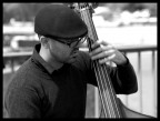Un violoncellista all'opera in una strada parigina...