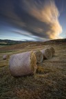 Ero in cerca di location per immortalare un tramonto, che per come si stava per mettere il tempo, sarebbe stato suggestivo. Cosi', mentre ero alla guida, trovai delle colline, con in lontananza delle balle di fieno. Lasciai l'auto vicino la strada, e proseguii a piedi verso le cime delle colline, con un vento burrascoso. Ho usato un filtro GND 0.9 per contenere la gamma dinamica ed un Big Stopper (ND10) per catturare il movimento delle nuvole.