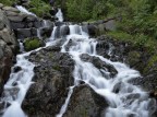 Cascatella alpina su rocce vulcaniche verso il lago di Erdemolo in alta Val dei Mochni