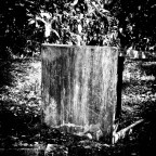 Un tavolo nasconde un quadro astratto Un tavolo nasconde un quadro astratto