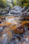 Canon 6D, Canon EF 17-40mm f/4.0 L USM, CPL 1/5 f/8.0, ISO 400, treppiede. 

Dopo esserci andato diverse volte, ho beccato una giornata senza alluvioni varie portando a casa una foto del torrente Crocchio (Sersale). Ho usato un gioco di diagonali per la composizione, cercando il punto d'intersezione del torrente.