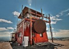 L'immagine rappresenta la torre di osservazione anti-incendio in cima al Monte Washburn nello Yellowstone National Park (USA), quando l'ho scattata pensavo gi di "giocarci" un po' con l'HDR per far risaltare i contrasti tra arancioni e bianchi della vernice, ho appositamente volute tenere anche i raggi di luce perch mi piacevano.
L'effetto fiheye  dato dal grandangolare e dalla vicinanza al soggetto...

Dati di scatto:
f/4, 1/400 sec., ISO-200, focale 10 mm.

Grazie per consigli e/o critiche