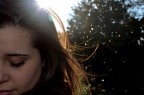 Il vento sfiora i capelli, il sole li rende vivi Il vento sfiora i capelli, il sole li rende vivi