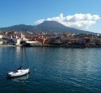 Questa  u a foto a cui sono molto legato, pi per il soggetto che per la bellezza dello scatto (anche perch non sono in grado di giudicare questo)
La foto rappresenta la calma di questo gigante. Quel gigante che, per chi vive come me in questa zona,  odio e amore; quella calma che tutti noi speriamo duri per molto tempo ancora! La calma, secondo me  ripresa anche dal mare piatto e dalla barca isolata.
La foto non  stata modificata se non per il crop quadrato scelto per conferire un effetto polaroid.