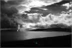 il bello di questo foto da me scattata Catanzaro lido sul Golfo di Squillace...non e' lo sfondo...fumini...mare...o nuvole minacciose... ma sono quelle 2 persone abbracciate alla mia destra che osservano l'immensit' del mare e condividono questo momento insieme