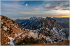 In primo piano i Coni Zugna, poi pi a sinistra il gruppo delle Piccole Dolomiti e Campo Grosso a destra l'altipiano della Lessinia.