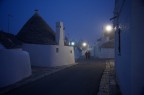 Alberobello, Puglia

Scatto eseguito in una serata di nebbia intensa tra le vie del centro storico. Appena ho visto le due figure umano ho puntato e scattato. Spero di aver colto un bel momento