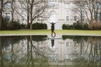 "Una radura nel Tiergarten, circondato da alberi e cespugli, nelle vicinanze del Reichstag. Un luogo di tristezza interiore, un luogo dove provare panico, per non far scivolare nell'oblio l'annientamento dei Sinti e dei Rom da parte dei nazisti. Un luogo cos  possibile? O si trova solo nel vuoto e nel nulla? Avr la forza di creare un 'luogo del nulla'? Un luogo privato di tutto."