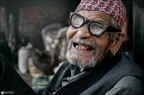 Camminando per le vie di Kathmandu, mi sono imbattuto in questo simpatico vecchietto.
Credo che rappresenti molto bene l'atteggiamento di questo popolo.