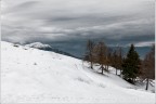 La in fondo all'orizzonte si vedono arrivare i nuvoloni neri carichi di neve e pioggia. Sullo sfondo il monte Altissimo ed alla sua destra la conca del Garda.