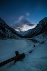 mentre attendo con pazienza l'arrivo delle stelle, con unica compagnia il Lago ghiacciato delle Fate e il rumore leggero del vento, guardo scorrere veloci le nuvole che accarazzano le vette e l'ultima luce scomparire alle loro spalle.