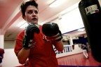 Un reportage tra le atlete che scelgono il pugilato, sport tipicamente virile, per confrontarsi tra donne e cercare il limite estremo della propria femminilit
