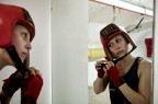 Un reportage tra le atlete che scelgono il pugilato, sport tipicamente virile, per confrontarsi tra donne e cercare il limite estremo della propria femminilit