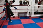 Un reportage tra le atlete che scelgono il pugilato, sport tipicamente virile, per confrontarsi tra donne e cercare il limite estremo della propria femminilit