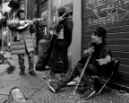 Trio di musicisti di strada nel Centro storico di Napoli.