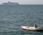 Lo so, lo so. Oltre a mille altri difetti, la barchetta in primo piano  tagliata! Mi trovavo in mare aperto su un traghetto a largo di Ancona. Alla velocit del traghetto, unite anche il fatto che ho fotografato con una coolpix 4500 ottima macchina, ma lenta sia come raffica che come risposta alla pressione del tasto di scatto. 
Voi direte: perch hai deciso di inviarla?
Non lo so... a me fa sorridere.
Un saluto.
Giulio