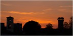 Sulle mura di Lucca vicino a Porta Elisa, vista al crepuscolo (ore 19:53:48 del 9/4/2014) della torre alberata dei Guinigi e, sulla sinistra, di San Micheletto (se non ho sbagliato l'attribuzione).