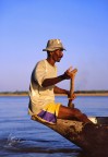 Pirogatore sul fiume Tsiribina in Madagascar