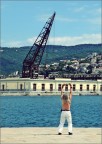 Ursus  il nome dato familiarmente alla vecchia e storica gru semovente del porto di Trieste.L'uomo,sul molo Audace,praticava,credo,una ginnastica orientale fatta di strani movimenti.