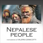 Si dice che la prima volta si va in Nepal per le sue montagne, ma la seconda si torna per la sua gente.
Albergatori Tibetani, negozianti Newari, Sadhu orgogliosi, timidi monaci buddhisti...non c' Nepalese che non accolga i suoi ospiti con rispetto e un caloroso Namaste in segno di saluto. Il sorriso luminoso dei nepalesi sblocca le situazioni pi difficili e raramente capita di udire discorsi dai toni infiammati o parole minacciose.