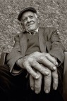 Cerda (PA), Aprile 2005. Le mani di un uomo che ha svolto una vita di duro lavoro sui campi.

Foto Walter Lo Cascio
