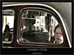 Londra, Agosto 2005. Un Taxi si era fermato al semaforo. Il piccolo passeggero, mi guardava fisso. Appena presi la mia macchina fotografica per immortalarlo, si nascondeva sempre. Dopo diversi tentativi, sono riuscito a beccarlo in piano.

Foto Walter Lo Cascio