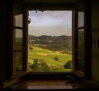 dalla finestra di casa mia il panorama dell'Appennino Reggiano, la mia montagna.
Premetto che c' una dominante verde voluta.
Un saluto e grazie a tutti.