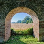 arco del quattrocentesco acquedotto di Loreto (AN) ...
t0 = 1/10 sec, fusione di tre scatti a -2 e 1/3, 0, +2 e 1/3 stop ...