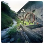 camera : pinhole 6x6 autocostruita
pellicola : Kodak Ektar 100 (formato 120)
esposizione : 6 secondi, lettura luce riflessa con Sverdlovsk 6 lightmeter
sviluppo : Tetenal Colortec C41, 38 C , fatto in casa
scansione : Epson V600