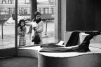 Un moment, ma petite (le regard oblique) Un moment, ma petite (le regard oblique)