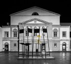 ..la sedia.. ..la sedia..