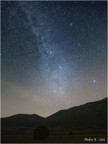 viste della via lattea dalla Piana di Colfiorito (sullo sfondo il passo di Forca Viola). Canon 60D+sigma 10-20 4-5.6 - Somma di 5 scatti a 10 mm, ISO3200, f/4, 34 sec per il cielo e singolo scatto a ISO1000, f/4, 421 sec per il terreno. elaborazione Lightroom, Hugin e Photoshop...