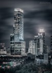 Vista notturna dell'hotel Shangri-La, a Shanghai.
HDR realizzato con tre esposizioni per catturare le alte luci delle insegne luminose.

Commenti e critiche sempre graditi.