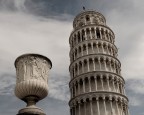 A Pisa, ma evitando di  ripetere il solito scatta alla famosa Torre.