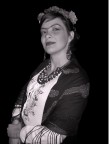 Ritratto di ragazza vestita e truccata come Frida Kahlo in un carnevale sardo