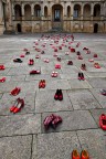 Giornata contro la violenza sulle donne.
Il progetto darte  stato ideato dellartista messicana Elina Chauvet, intitolato Zapatos rojos,  stato realizzato per la prima volta nel 2009 a Ciudad Jurez, nello stato del Chihuahua.