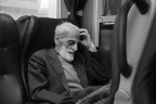 Un signore si appisola durante il viaggio in treno