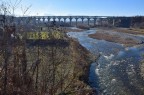 Un ponte attraversa il fiume Stura a Cuneo