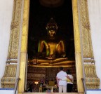 Il grande Buddha all'interno del tempio Wat Suthat a Bangkok.