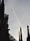 Mi  piaciuta la scia che tange la statua sulla guglia del Duomo di Milano, e che si va ad infrangere alla base dell'altra guglia.