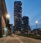 Verso il bosco verticale di sera