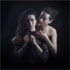 Sola con se stessa... Sola con se stessa...