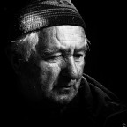 uomo con berretto di lana uomo con berretto di lana