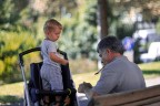 Ero in giro per fare alcuni scatti di prova con il Cyclon f/1,5 estrapolato da un visore notturno, quando in un parco mi si presenta questa scenetta tra nipote e nonno.