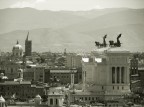 Ho cercato di ottenere, in una singola foto, la compresenza di un monumento sufficientemente dettagliato, di una classica panoramica sui tetti della capitale, e di uno sfondo montuoso/collinare in cui fosse visibile una parte di cielo.
Giudizi critici e consigli sempre ben accetti!