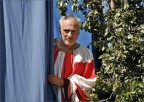 Figurante di una sacra rappresentazione si sporge dal sipario per scrutare il pubblico.