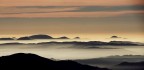 Sguardo mattutino dal Monte Pasubio verso le pendici prealpine, la pianura veneta, i Colli Berici ed Euganei, novembre 2015