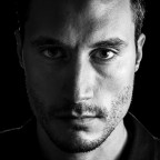 Commenti e critiche ben accetti.

Nel tentativo di accentuare l'effetto drammatico ho posizionato una luce molto laterale. Le ombre nel lato scuro del volto sono leggermente schiarite da un riflettore e ho recuperato i contorni del viso con un flash puntato direttamente verso la camera, posizionato esattamente dietro di me. Qualche consiglio per migliorare?